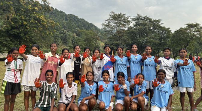 চা বাগানের মাঠে স্বপ্নের লড়াই ফুটবলে মেয়েদের আত্মবিশ্বাসের জয়